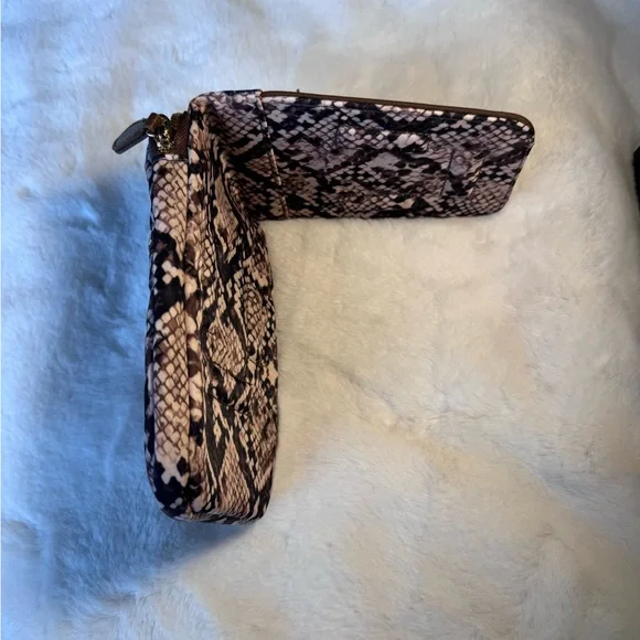 Bolsetta Snake Print Magnetic Phone Blocking Hip Pouch - Picture 4 of 4